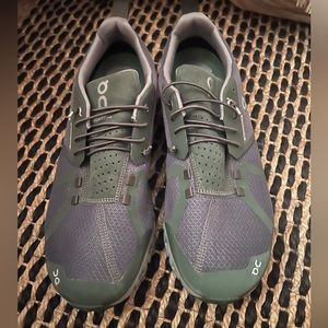 On Cloud Sneakers Green 8.5 men’s 10 women’s running